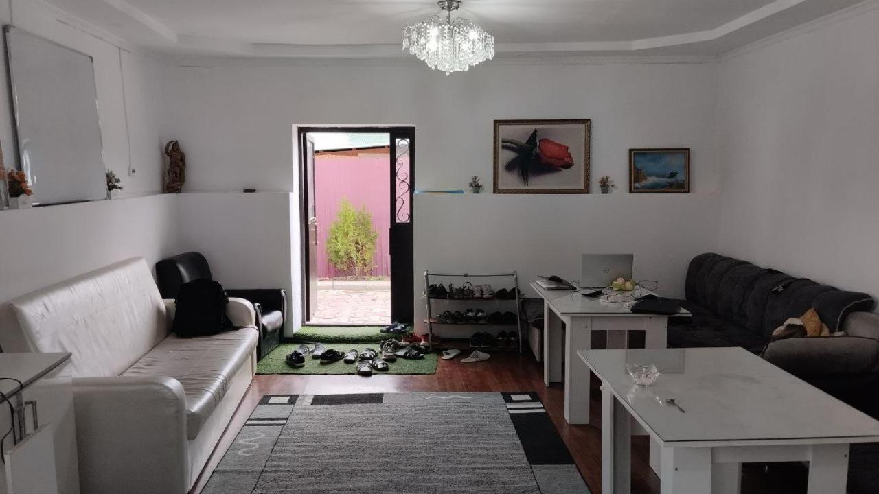 Nomadstan Capsule Hostel カラコル エクステリア 写真